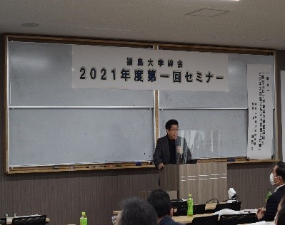 講演を行う尹教授